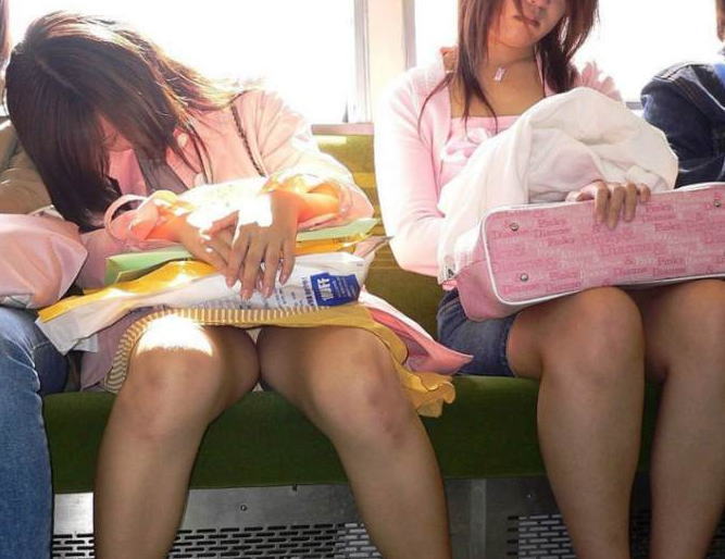 【電車パンチラ】「お姉さんパンツ見えてますよ」と心で唱えるエロ画像