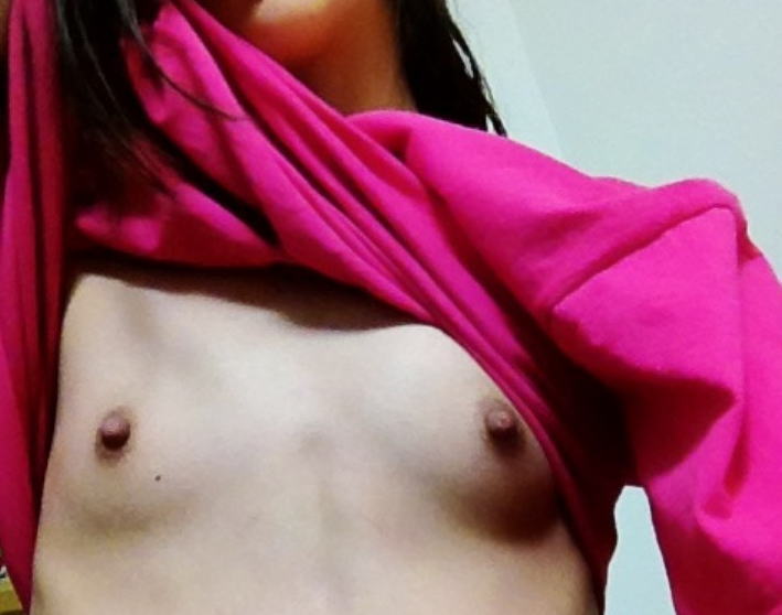 【素人貧乳画像】ちっぱいとか貧乳とか微乳とか不名誉な称号を与えられてるけど美乳だと実感させられた素人自画撮り画像まとめ
