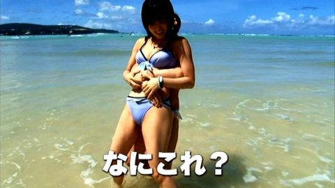 山本彩のビキニの下がモッコリ！って抱きかかえているの男だよな・・・※画像あり