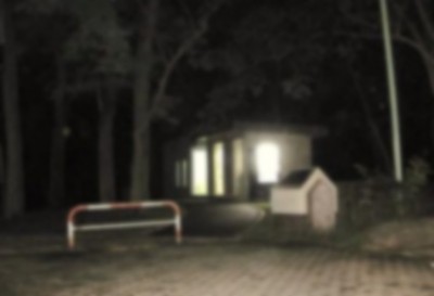 公園で露出オ●ニーしてたら女に見られた・・・・・・・追いかけた先の女子トイレの扉は閉まっていた・・・・・・・・