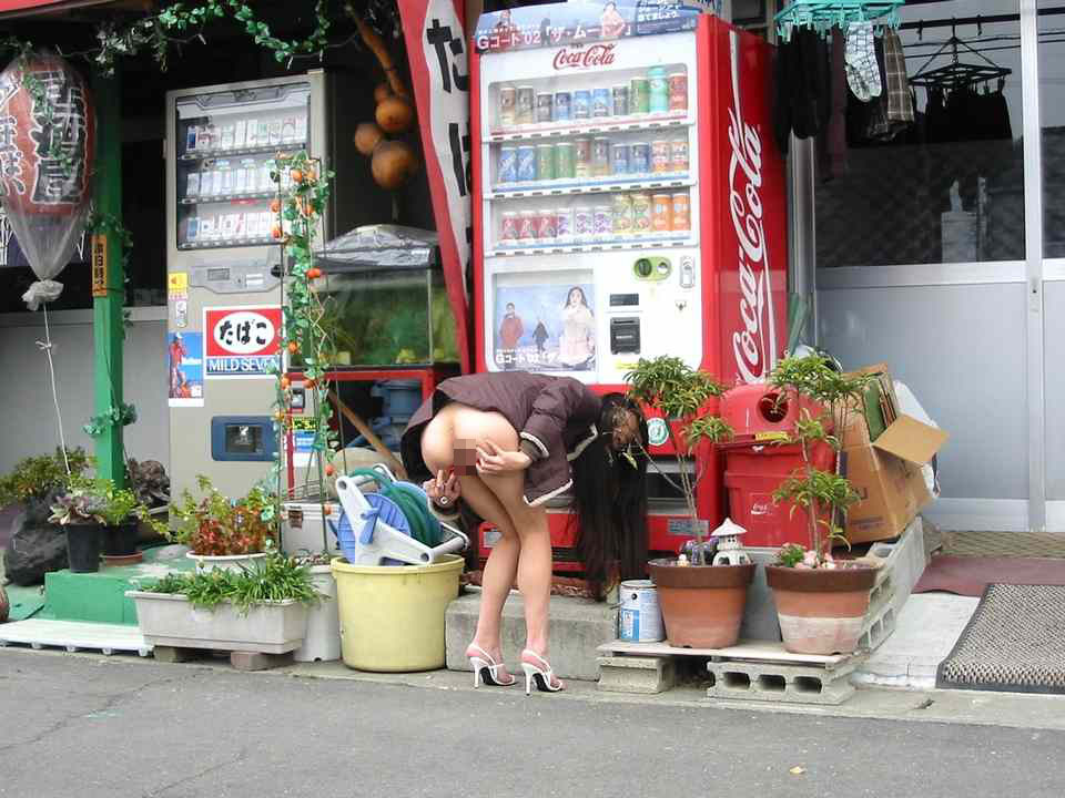何故か自販機の前に全裸でたたずむ露出お姉さん！！