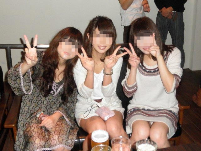 飲み会の場でお酒が入ってお股がユルユルスナップ写真