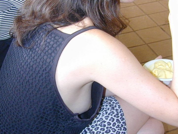 【ポロリあり】隙間の乳首に気を付けて！ノースリーブ街撮り画像集