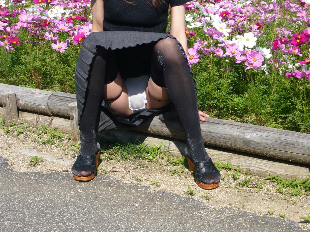 【盗撮注意】暑いからって、スカートに空気送り込むとパンツ撮られるよ