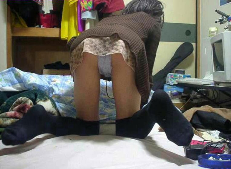 【灯台下暗し】パンツ見せたりヌードなったり、実は家が一番エロい