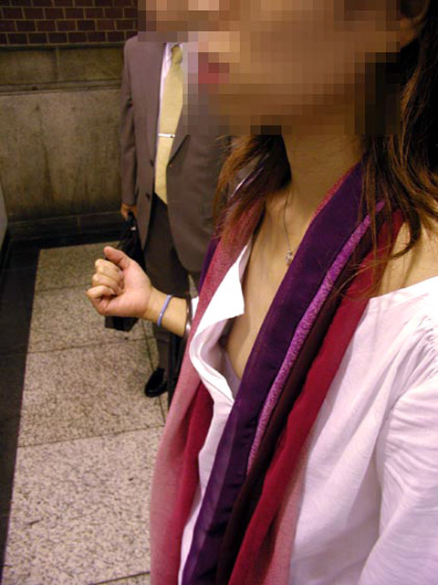 乳首,ポロリ,貧乳,胸チラ,エロ画像【25】