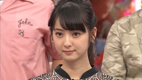 【画像】佐々木希のスカート奥に何かが見えた！？