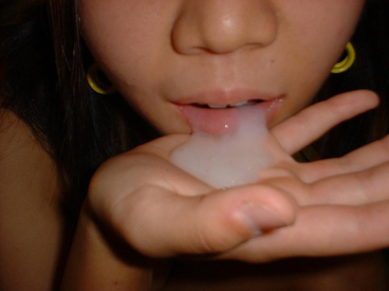 【口内射精エロ画像】え・・・飲んでくれないの？←口内射精後の彼女の後始末に非難殺到ｗｗｗｗ