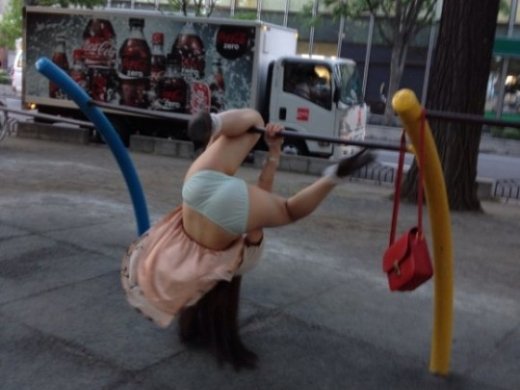【画像】ミニスカの彼女に逆上がりさせてみた結果・・・・・当然こうなるｗｗｗｗｗｗ