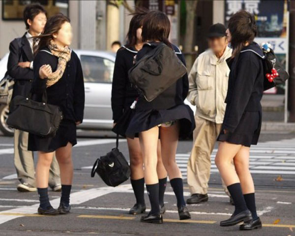 【パ●チラ画像】強風の日は捲れ上がる瞬間に注目！偶然を逃さず捉えた風パ●チラ