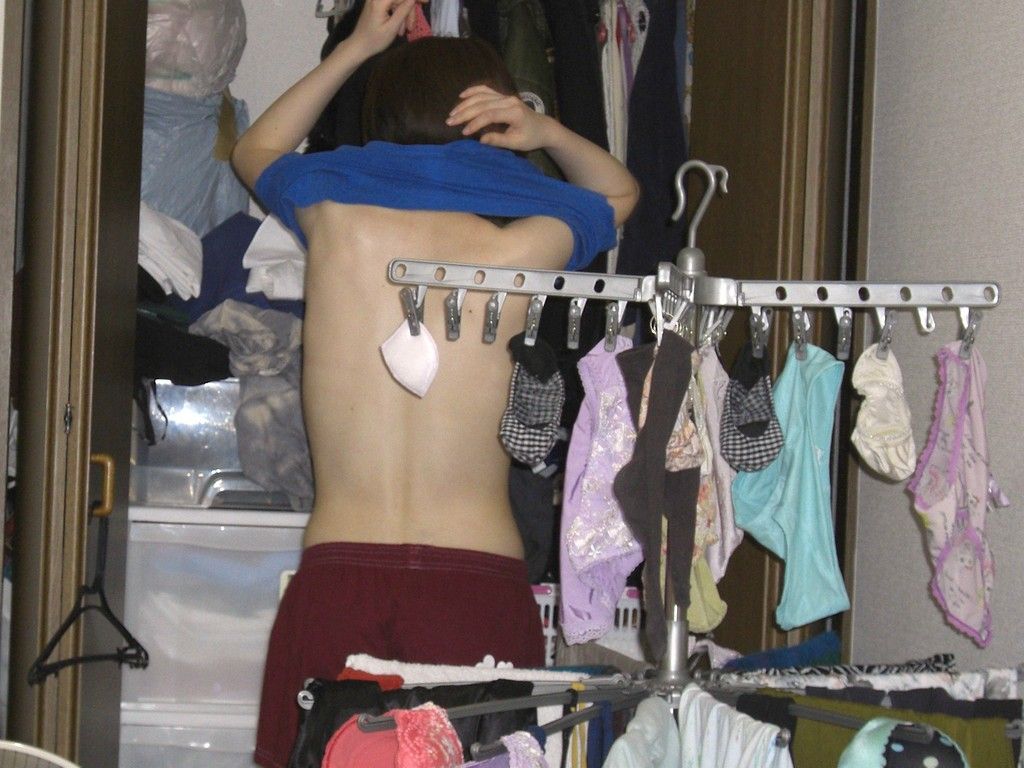【汚部屋盗撮】パンティとかブラジャーが散乱してる女の部屋ってエロいよね