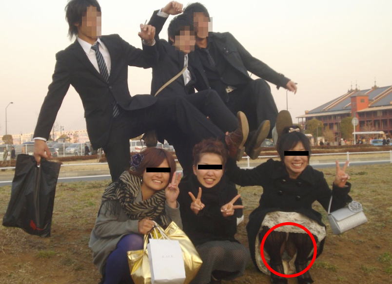 【ピースでパンツ】最近の若者の記念写真がエロいし酷い