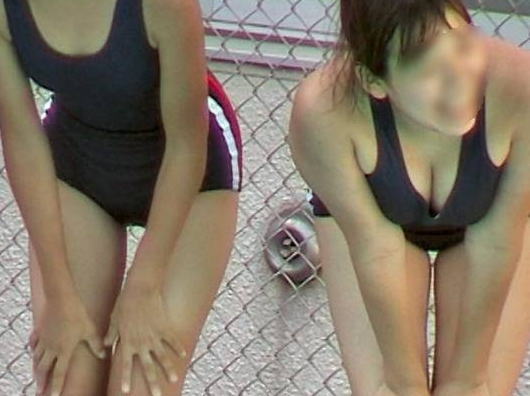 競泳水着からはみ出る胸の谷間や横乳のエ□さが超絶ヤバイｗｗｗｗｗｗｗｗｗｗ