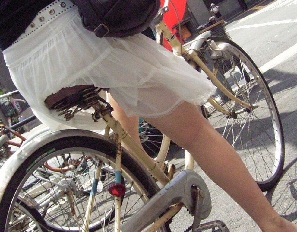こういうスカート履く女って大抵パンツ透けて見えてるよなｗｗｗ