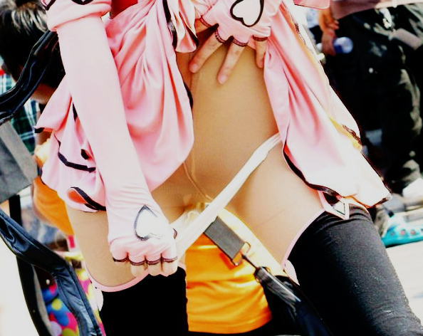 【問題画像】コミケ会場のコスプレイヤー、撮られるために必死過ぎでしょ