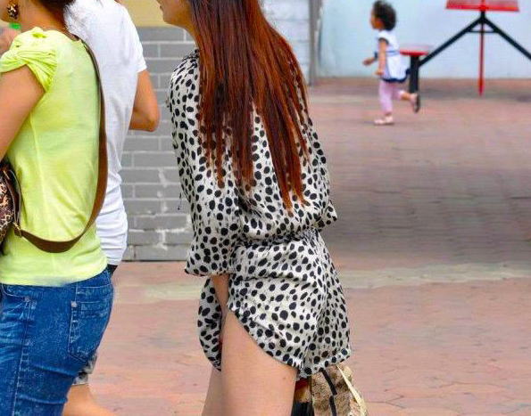 【証拠写真】街でマンコ掻いてる女いたから写メったんだけど