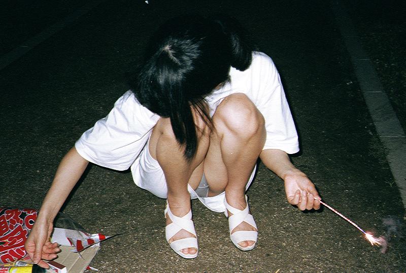 【夏パンチラ】女に花火持たせるとパンツが見える