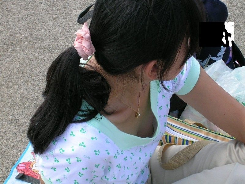 【乳首あり】夏になると解き放たれる女性の胸チラエロ画像