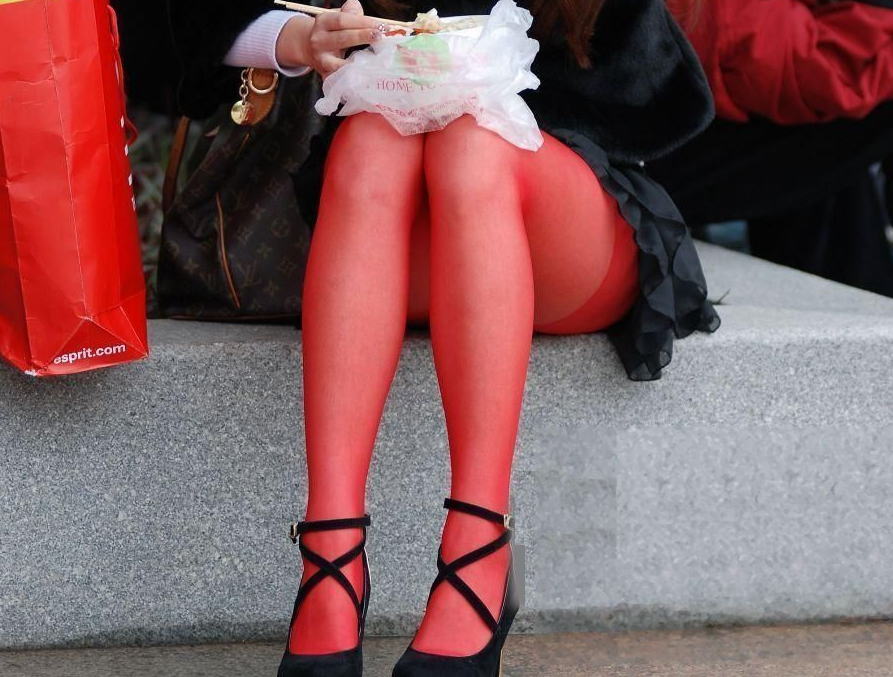 【画像あり】女ってこんなスケベな格好で外出して恥ずかしくないの？