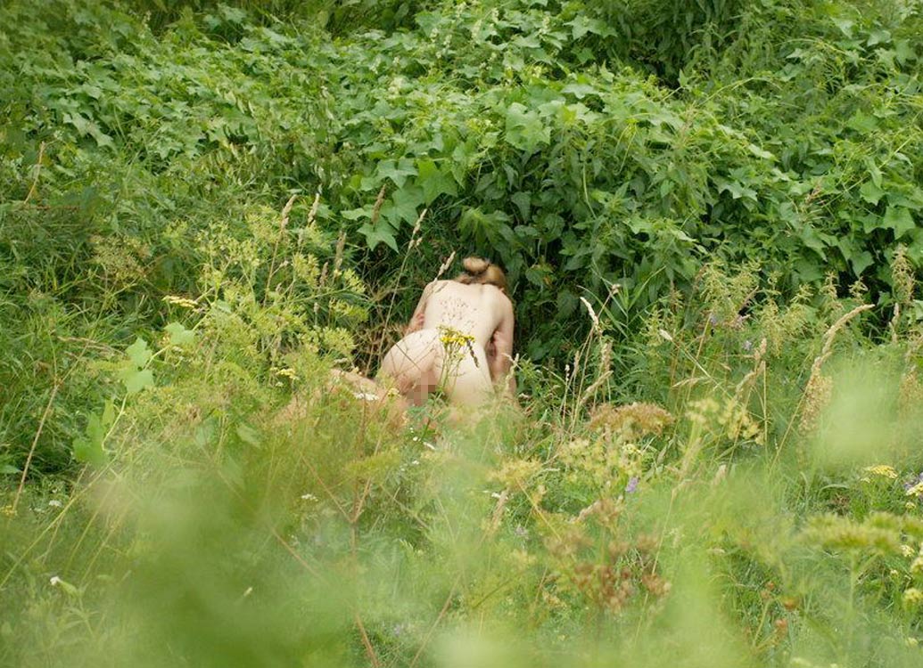【ケダモノ】茂みに隠れてセックスしてる人間がいるんだけど