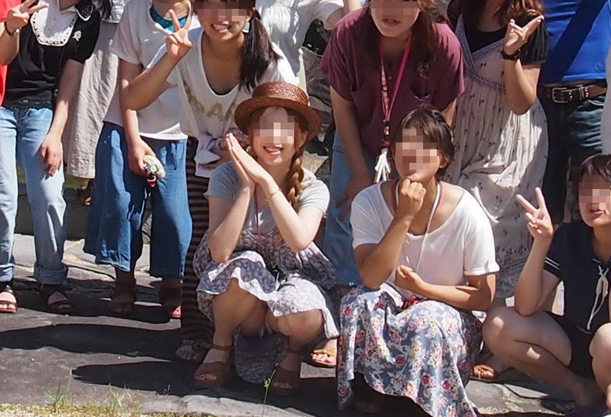【集合写真】最前列でパンツ丸出しの女って何なの？ワザとなの？