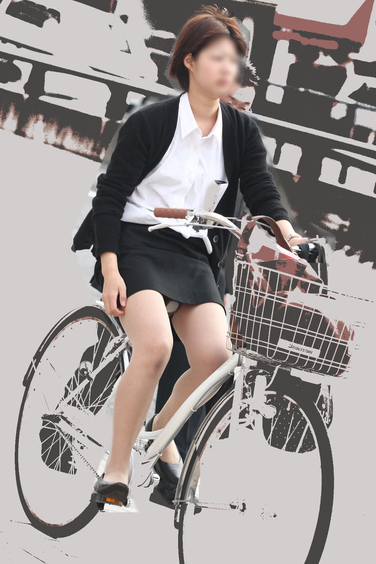 自転車,通勤,OL,太もも,パンチラ,エロ画像【3】