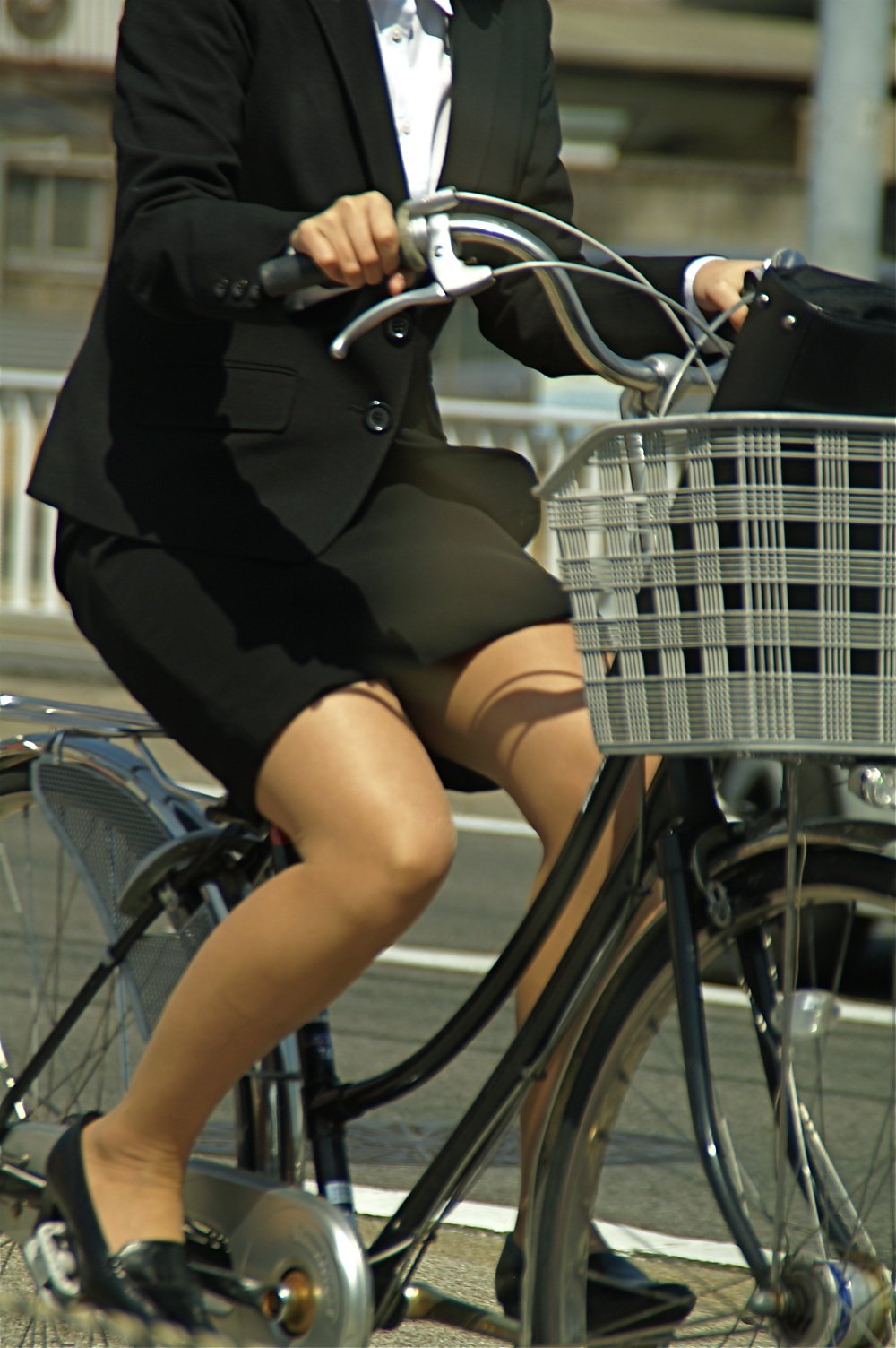 自転車,通勤,OL,太もも,パンチラ,エロ画像【4】