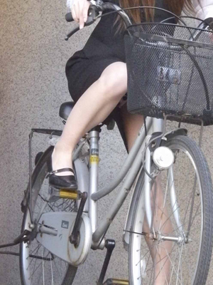 自転車,通勤,OL,太もも,パンチラ,エロ画像【10】