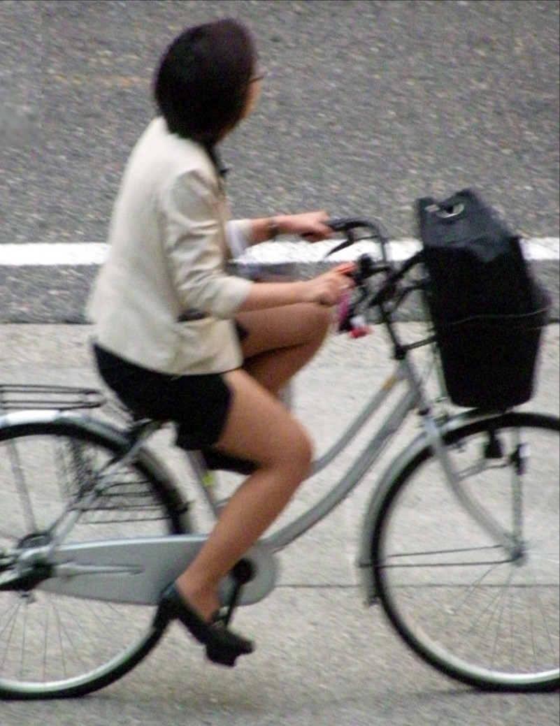 自転車,通勤,OL,太もも,パンチラ,エロ画像【17】