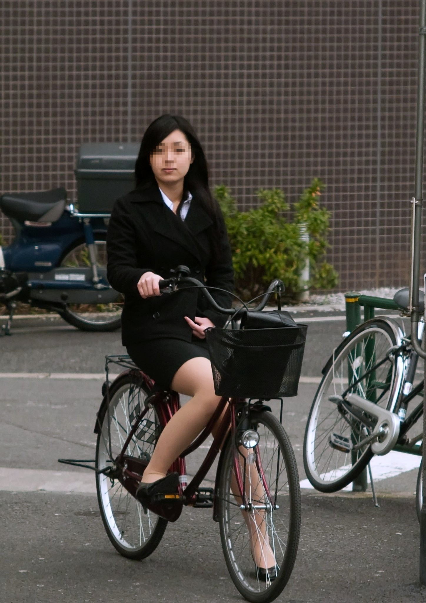 自転車,通勤,OL,太もも,パンチラ,エロ画像【22】