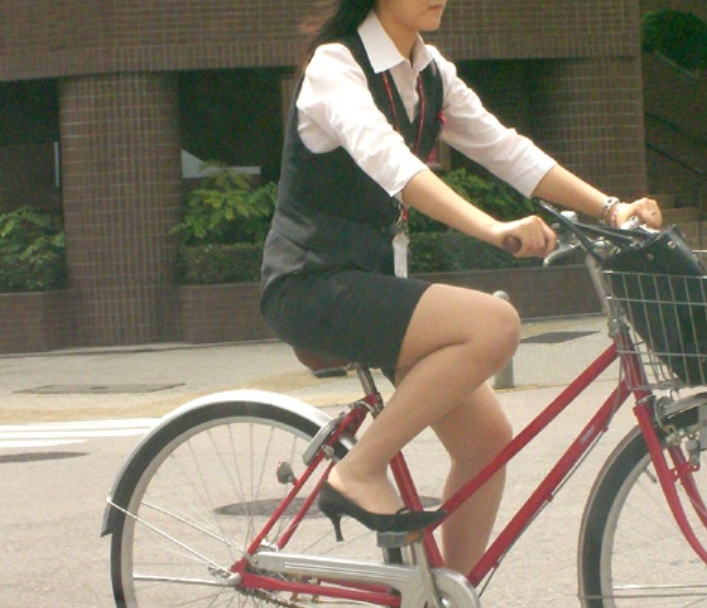 自転車,通勤,OL,太もも,パンチラ,エロ画像【23】