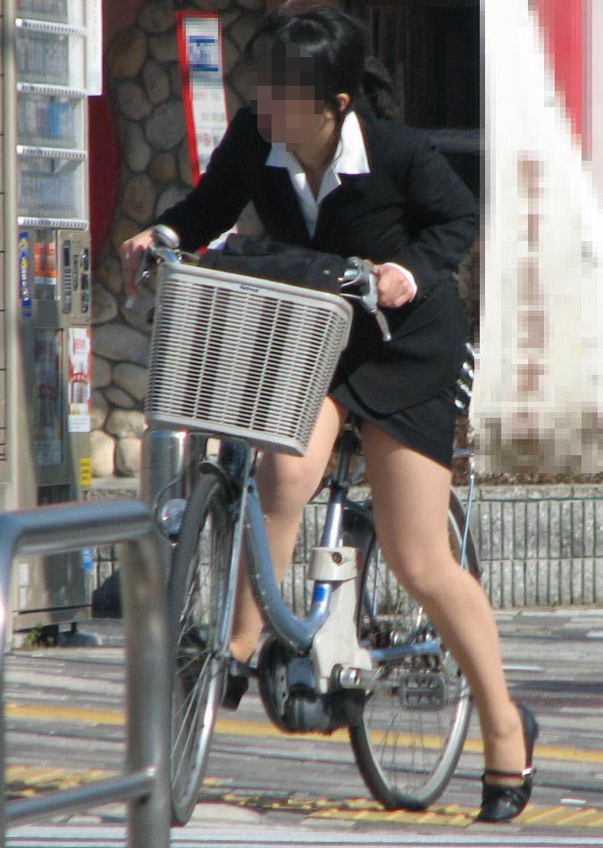 自転車,通勤,OL,太もも,パンチラ,エロ画像【28】