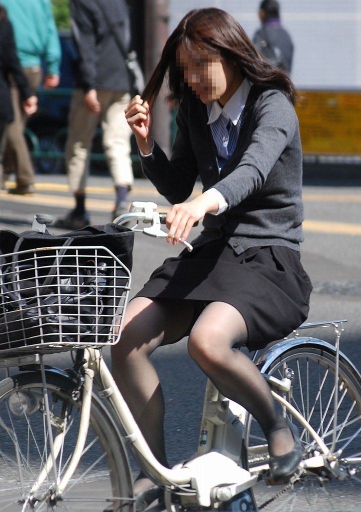 自転車,通勤,OL,太もも,パンチラ,エロ画像【30】