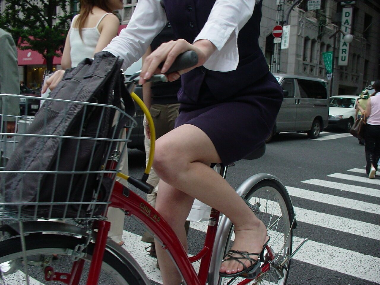 自転車,通勤,OL,太もも,パンチラ,エロ画像【33】