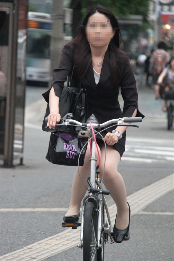 自転車,通勤,OL,太もも,パンチラ,エロ画像【39】