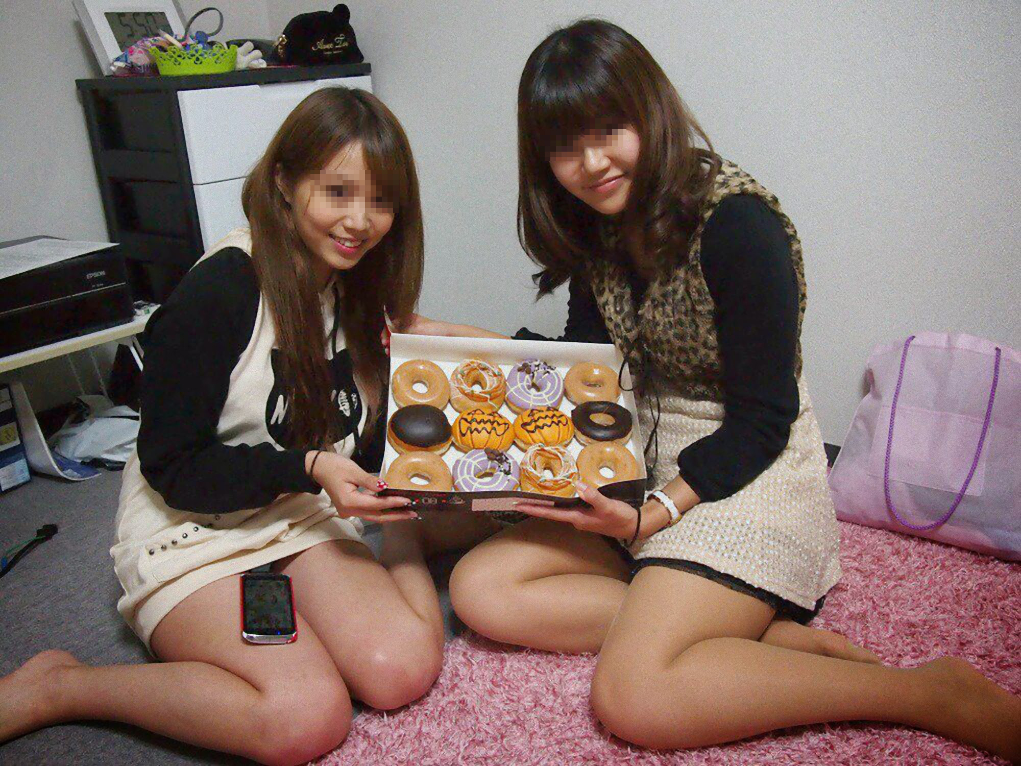 素人の記念写真には結構パ○チラが写ってる件