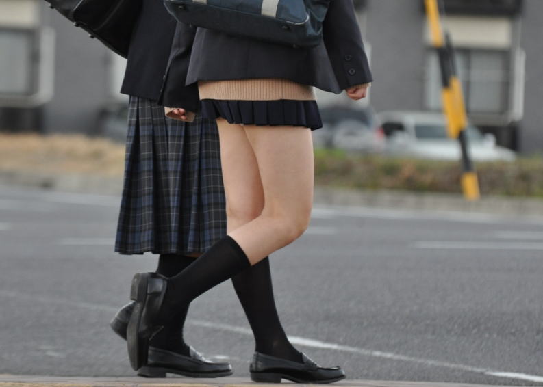 歩いてるだけでパンツ見えちゃうレベルのJKがいるぞｗｗｗｗ