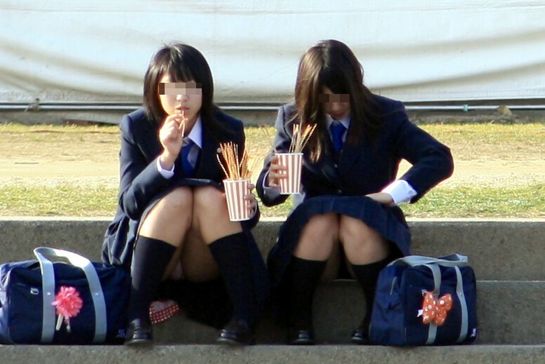 食に夢中な女は高確率でパンチラする事が判明ｗｗｗ