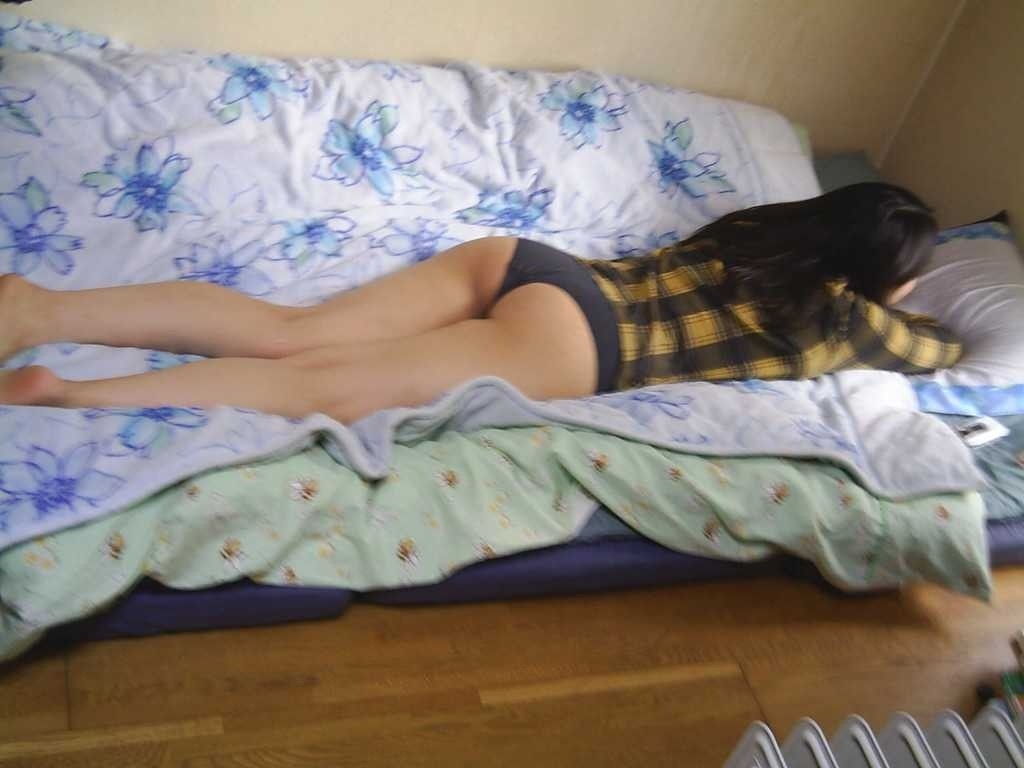 【画像】家でパンチラしまくってる彼女や妹をこっそり盗撮してみたけど見る？