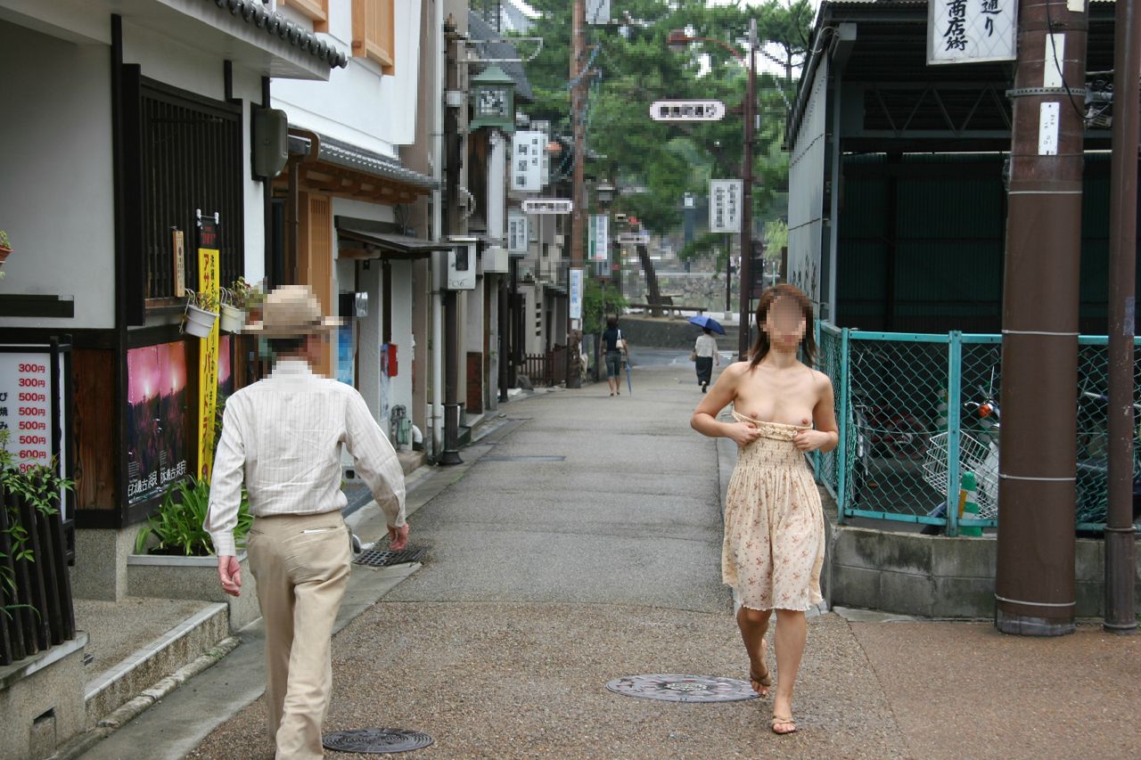 【マジです】脱ぐ場所に不自由してない女の画像