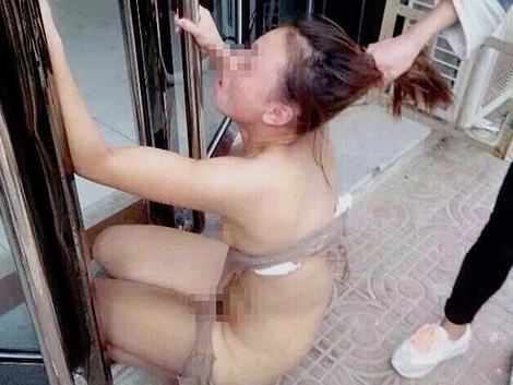 【集団リンチ】浮気がバレた女が全裸で公開処刑されてる