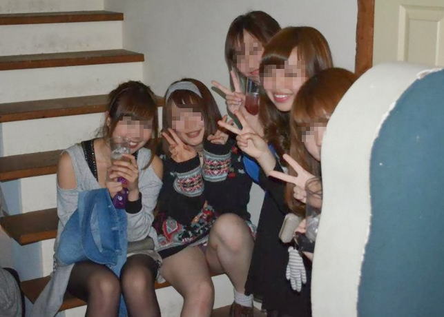 【パンチラ】女子大生の記念写真には大抵パンツが映り込む