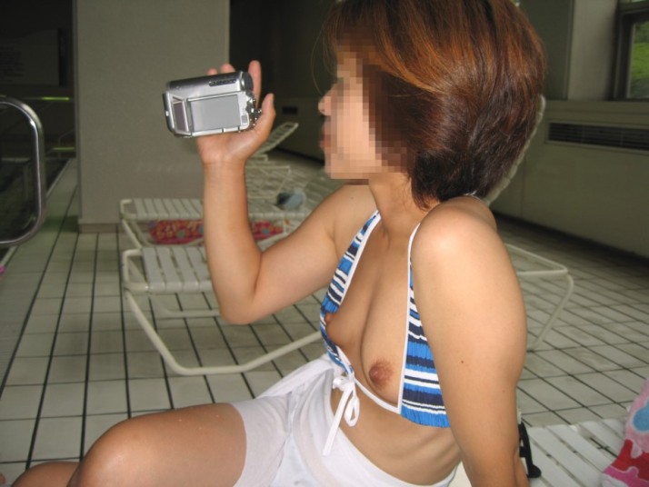 【熟女の意地】年齢のハンデを補って余りあるオバサンの水着姿