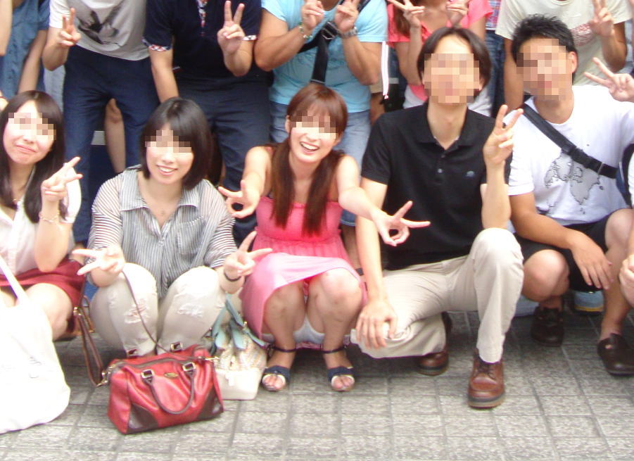 【集合写真】最前列ど真ん中で一人だけパンモロしてる女がマジで可愛い