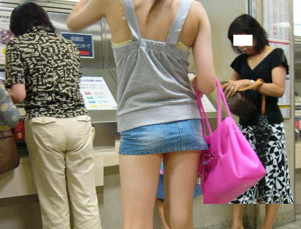 【ミニスカ】「絶対コイツのパンツ見てやる！」変な気持ちになる画像