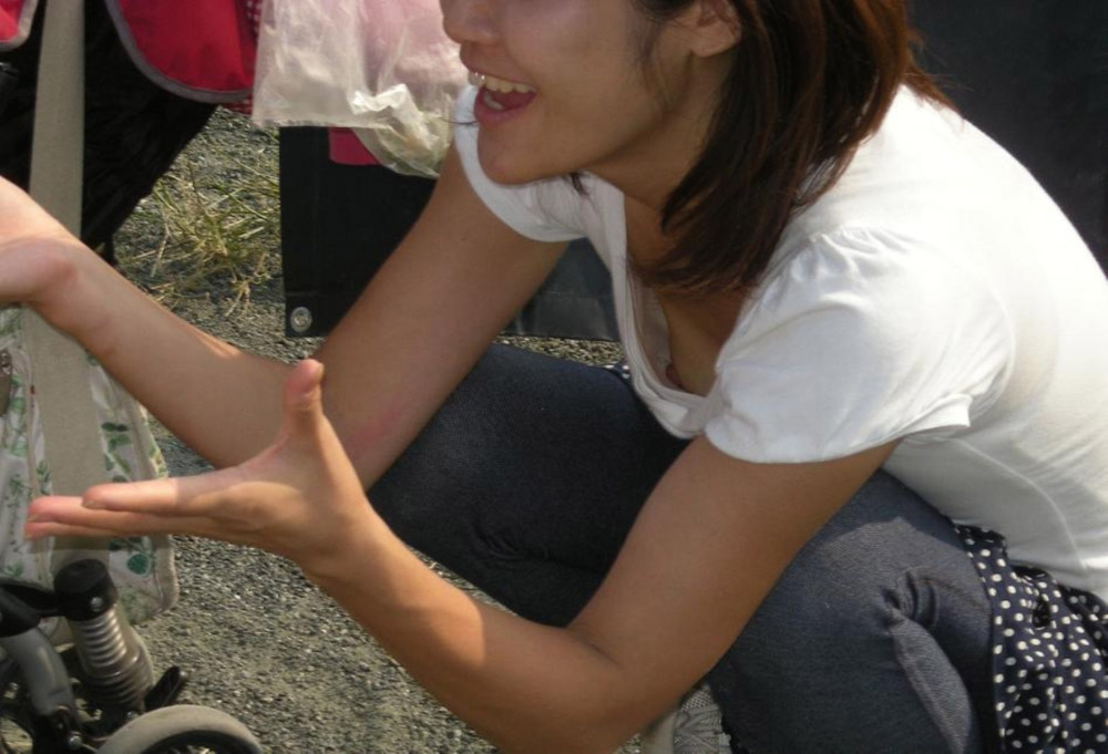 【ビーチク】貧乳胸チラ画像の眺めの良さは異常
