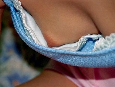 浮きブラ,ブラジャー,乳首,隙間,胸チラ,エロ画像