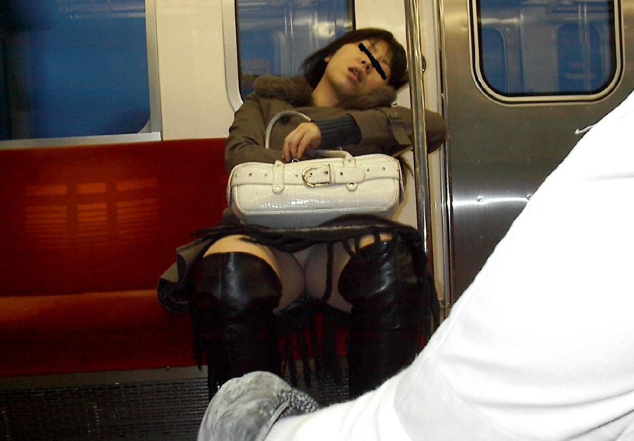 電車,精子,対面,パンチラ,エロ画像