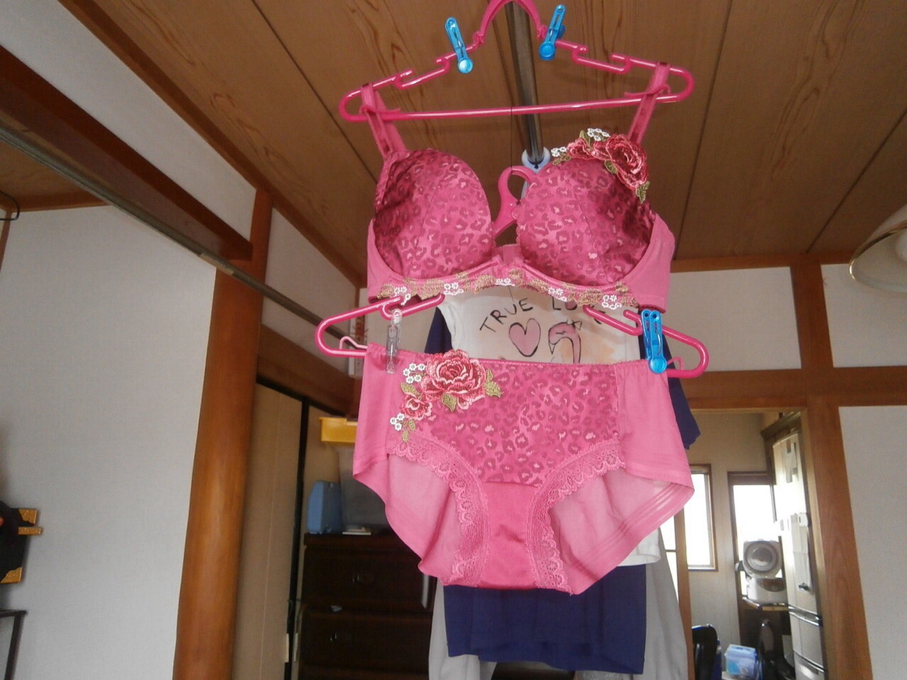 彼女,部屋干し,ランジェリー,ブラジャー,パンツ,エロ画像