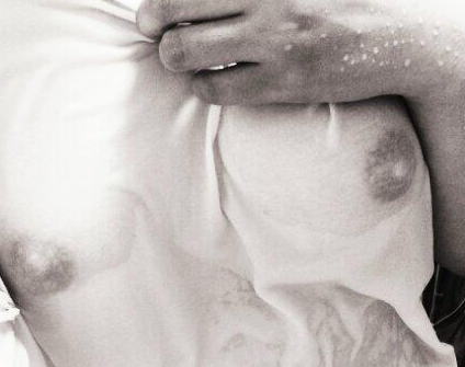 ノーブラで乳首を強調させまくる女子大生の自撮りがエ□すぎる…